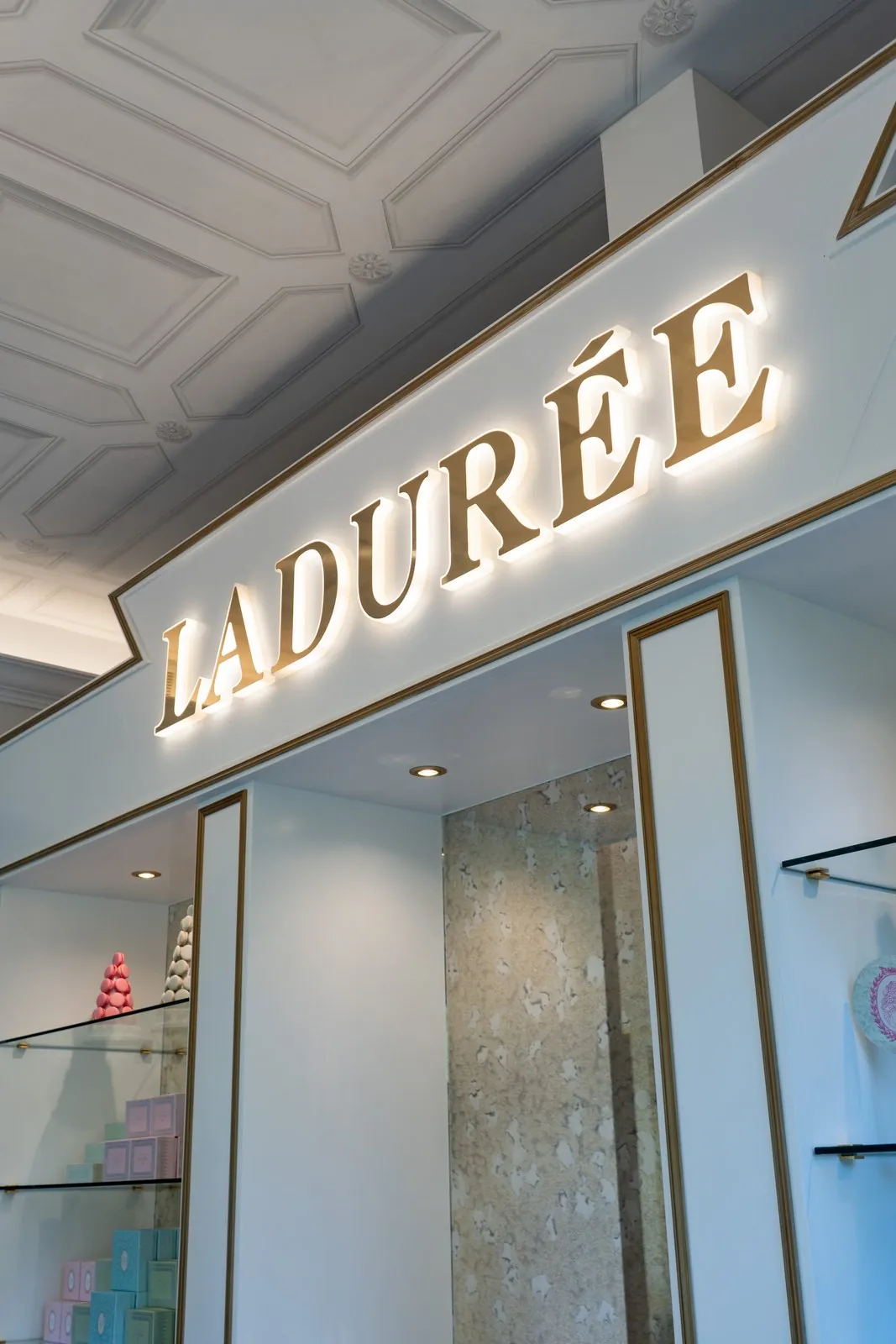 L'enseigne dorée Ladurée de la boutique