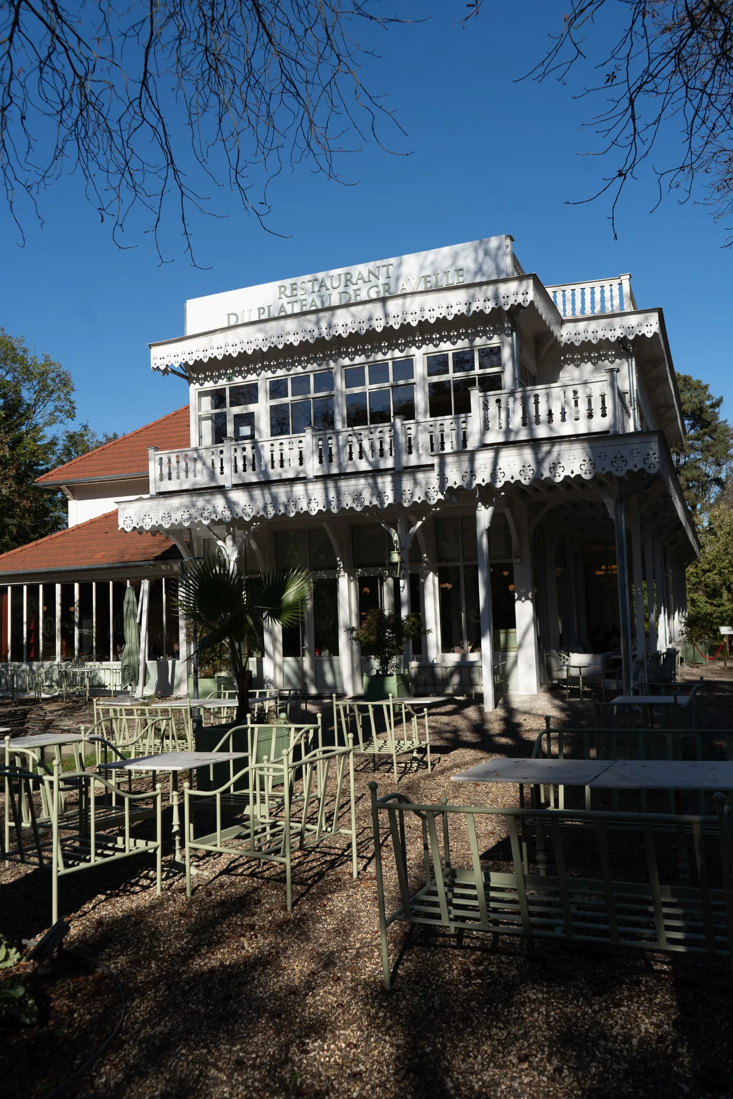 La façade blanche du Pavillon Gravelle sous un ciel bleu