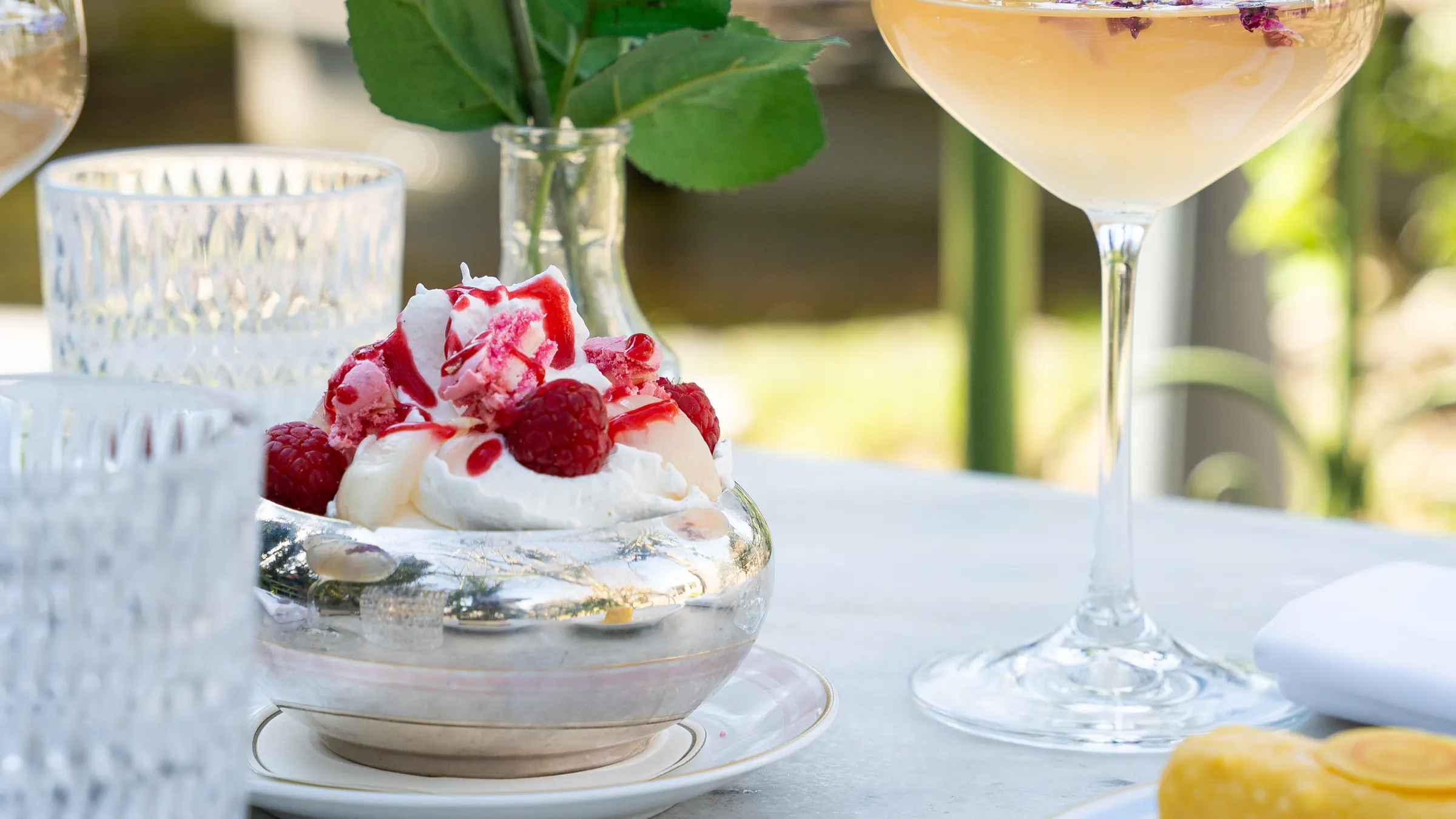 Dessert aux framboises et coupe, en plein soleil