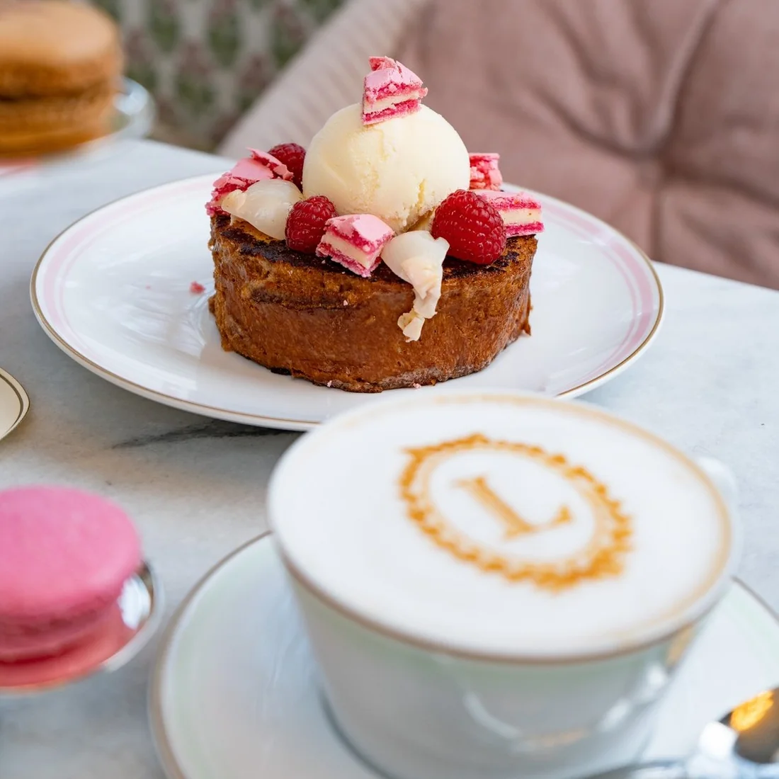 Latte chaud au blason Ladurée et pâtisserie aux framboises